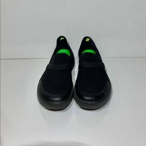 Oofos Women’s size 10 black shoes.
